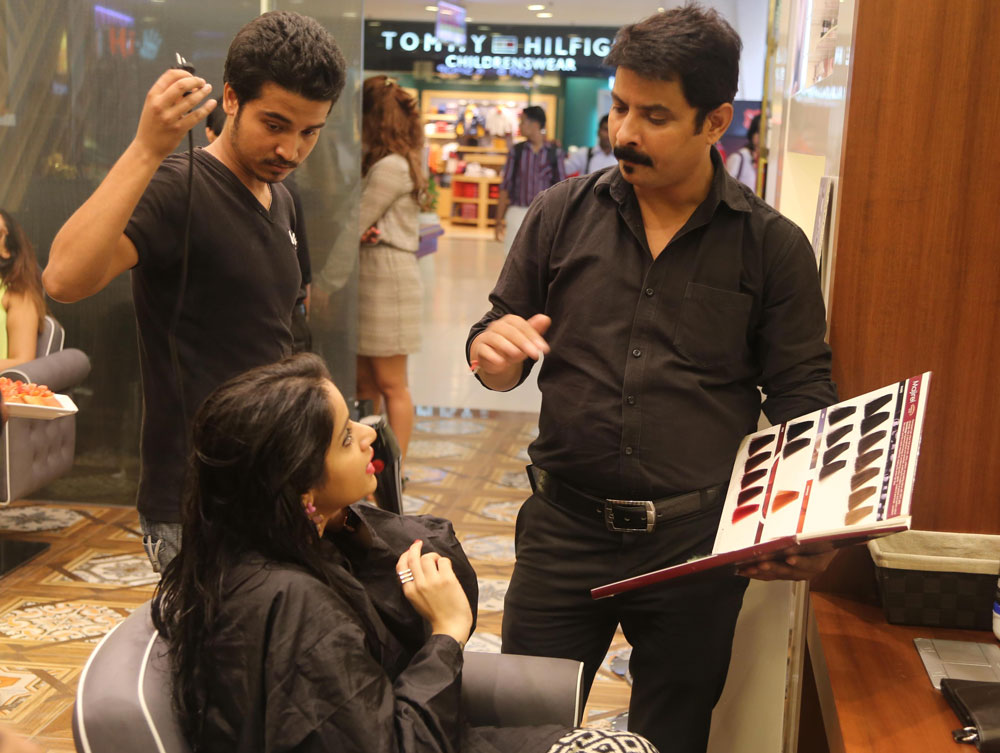 Hair Coloring Experience at Geetanjali Salon, Select City Walk - Heart Bows  & Makeup