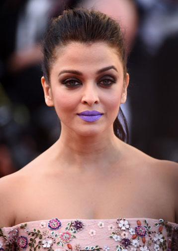 Sarabjit Actress Aishwarya Rai Bold Purple Lilac Lips Cannes 2016 Red Carpet Pictures
