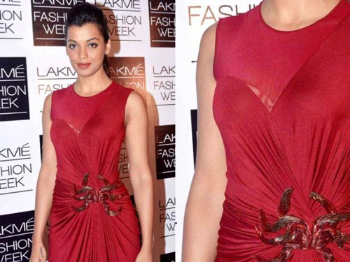 10 Shocking Wardrobe Malfunctions of Bollywood Actresses - Heart Bows