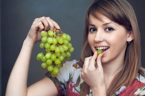16 Best Benefits Of Grapes For Skin, Hair, Health & More! 16 Best Benefits Of Grapes For Skin, Hair, Health & More!