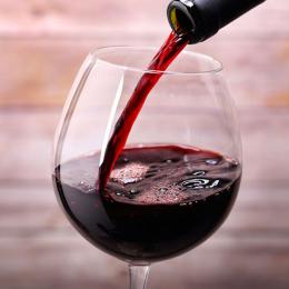12 Best Benefits of Red Wine For Hair, Skin and Health