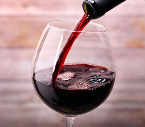 12 Best Benefits of Red Wine For Hair, Skin and Health