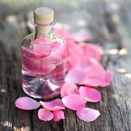 12 Best Rose Water Uses For Face, Eyes & Hair