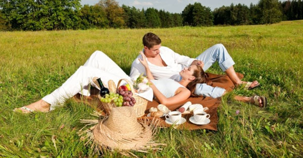Romantic Ideas For Valentines Day: Couple Picnic Date